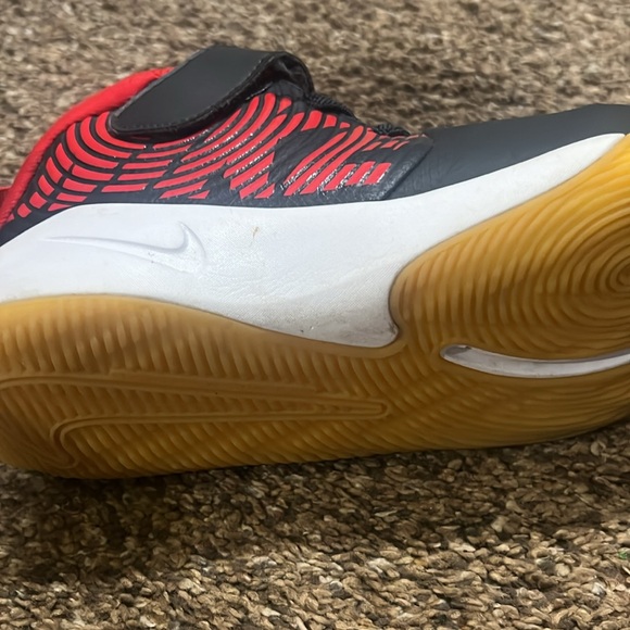 Boys Nikes - Picture 8 of 9